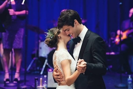 A picture of Esther Kim and Matthew Daddario at their wedding.